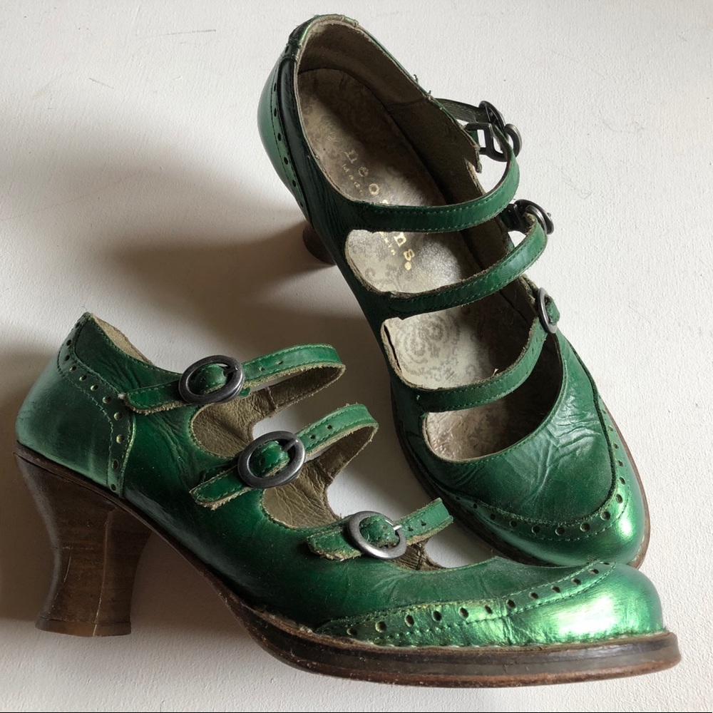 Neosens 3-buckle Mary Janes with Rococo heels